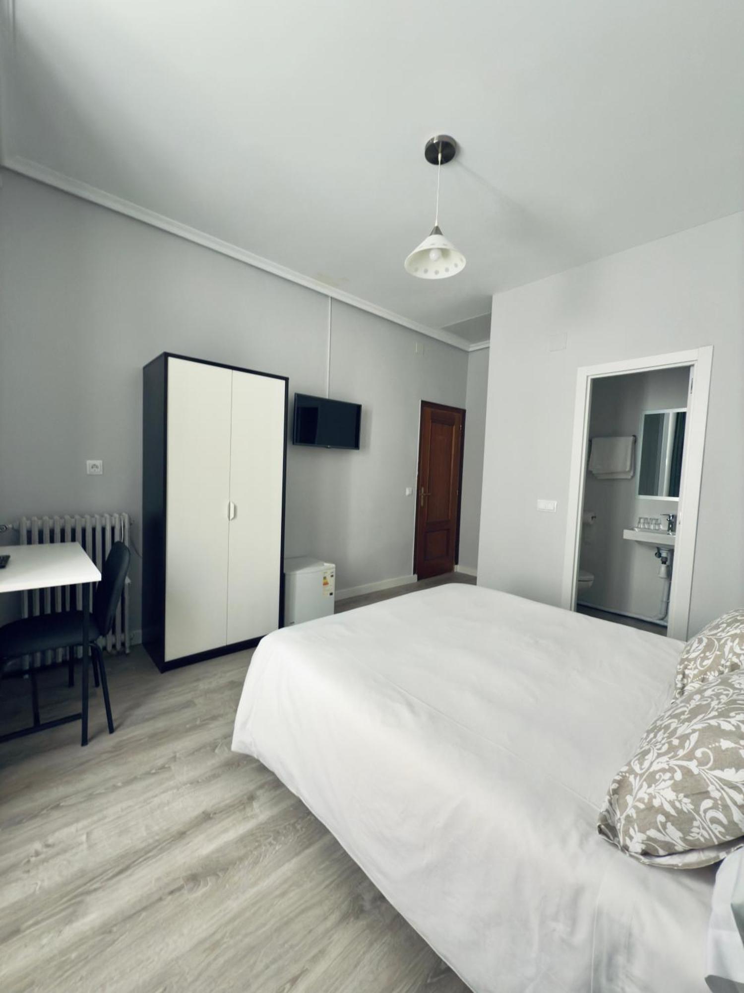 Hostal Conde De Alba Madrid Exterior photo