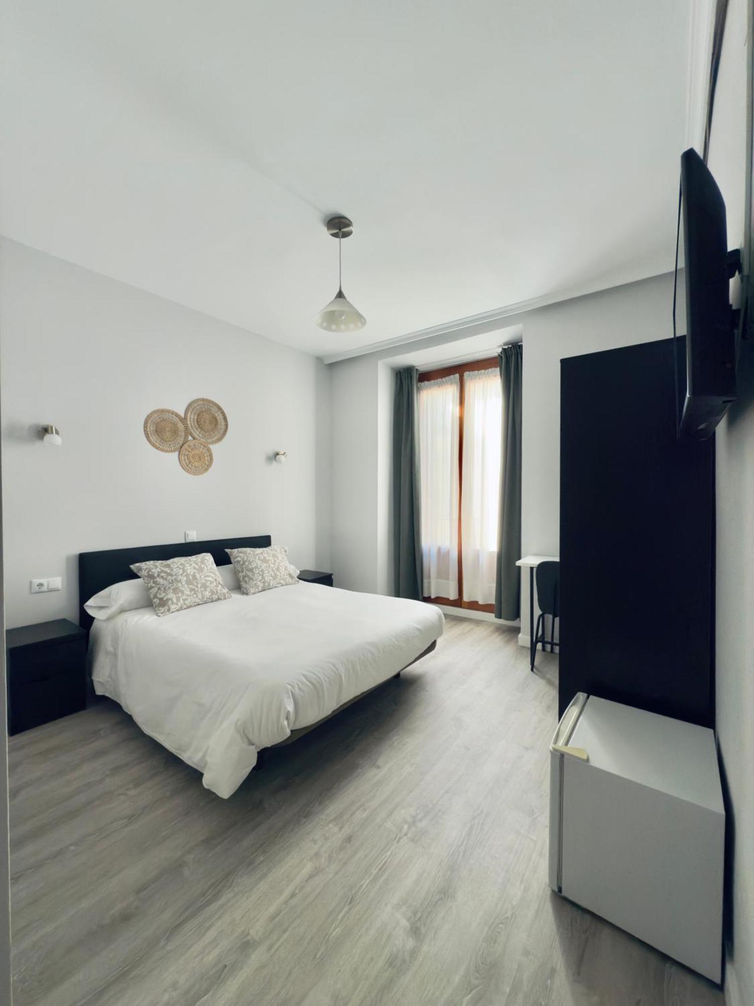 Hostal Conde De Alba Madrid Exterior photo