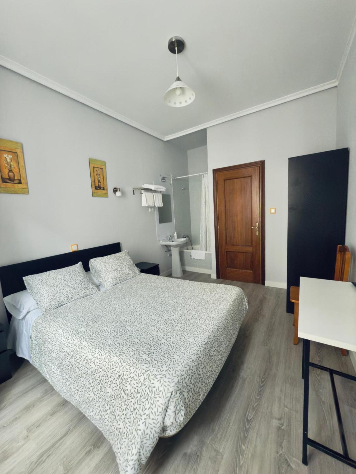 Hostal Conde De Alba Madrid Exterior photo
