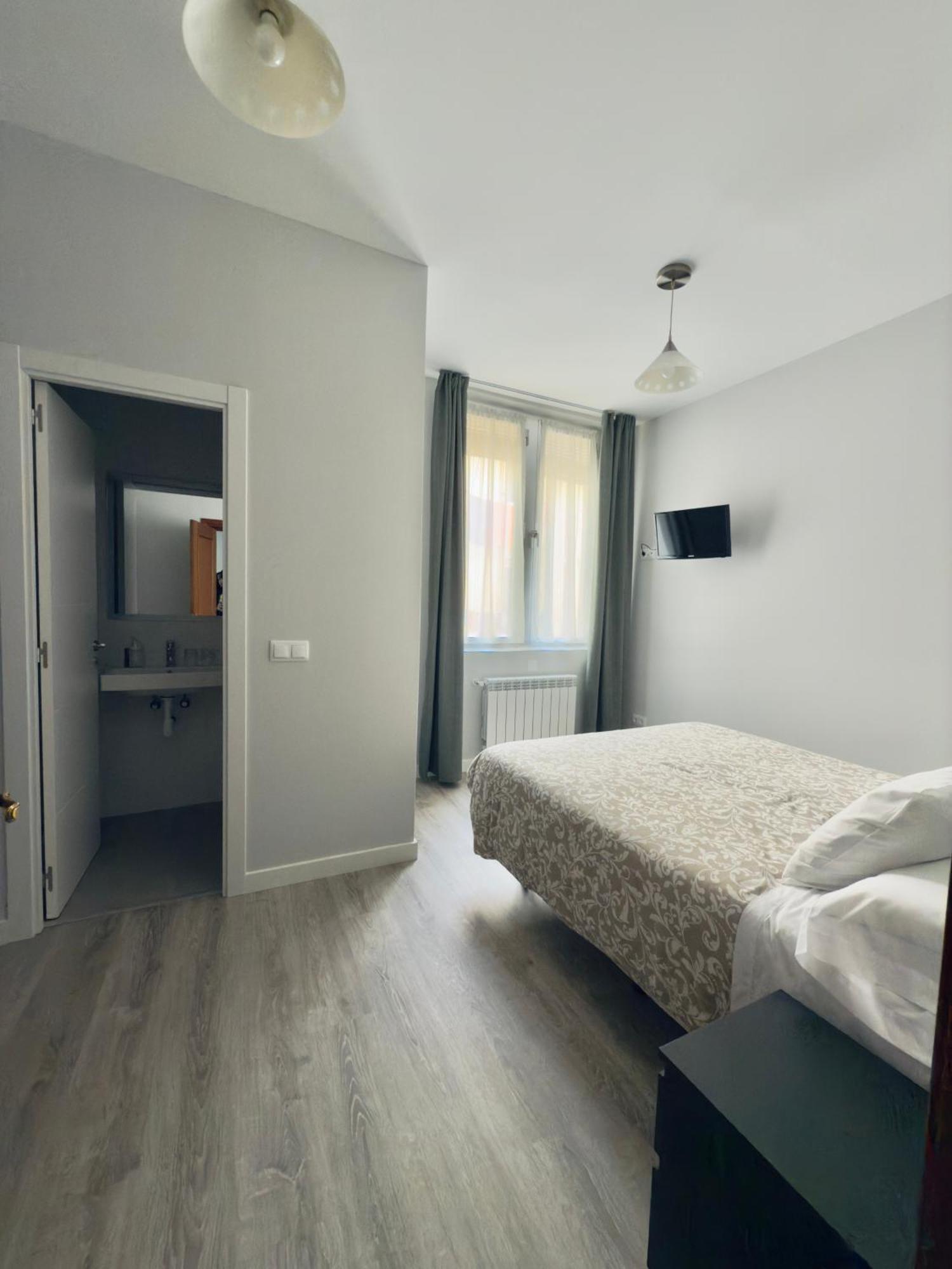 Hostal Conde De Alba Madrid Exterior photo