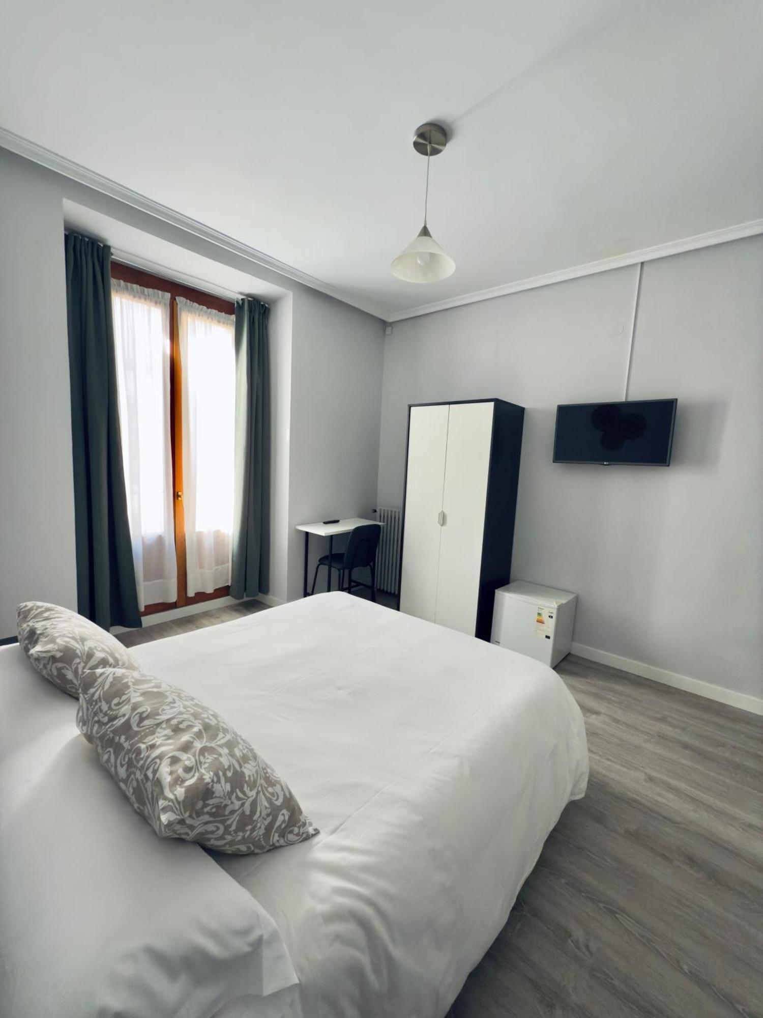 Hostal Conde De Alba Madrid Exterior photo