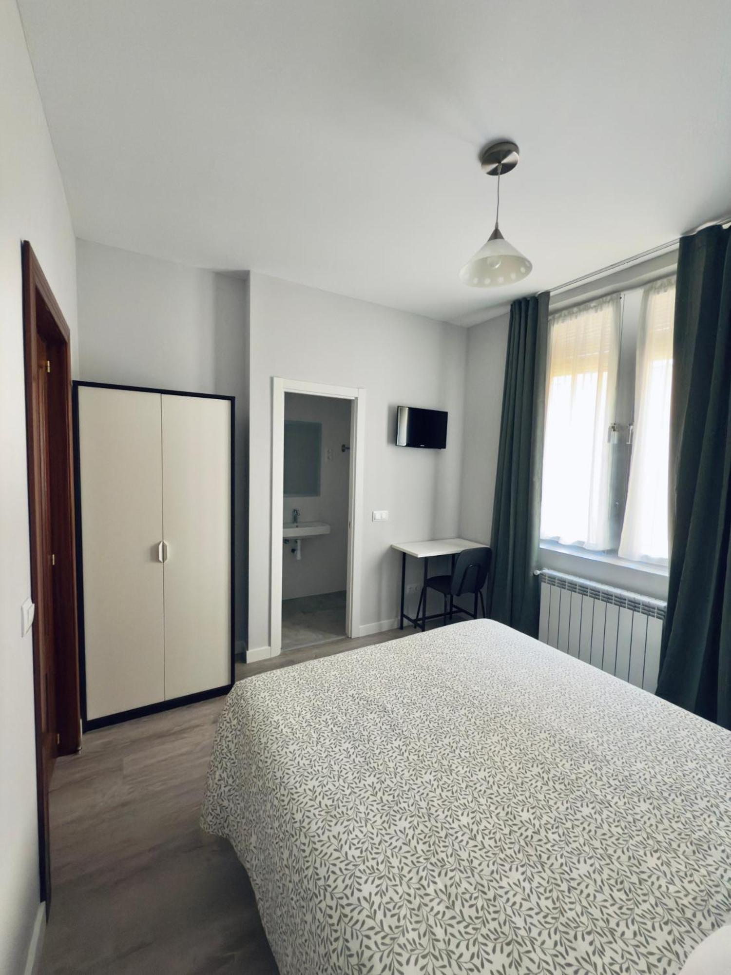 Hostal Conde De Alba Madrid Exterior photo