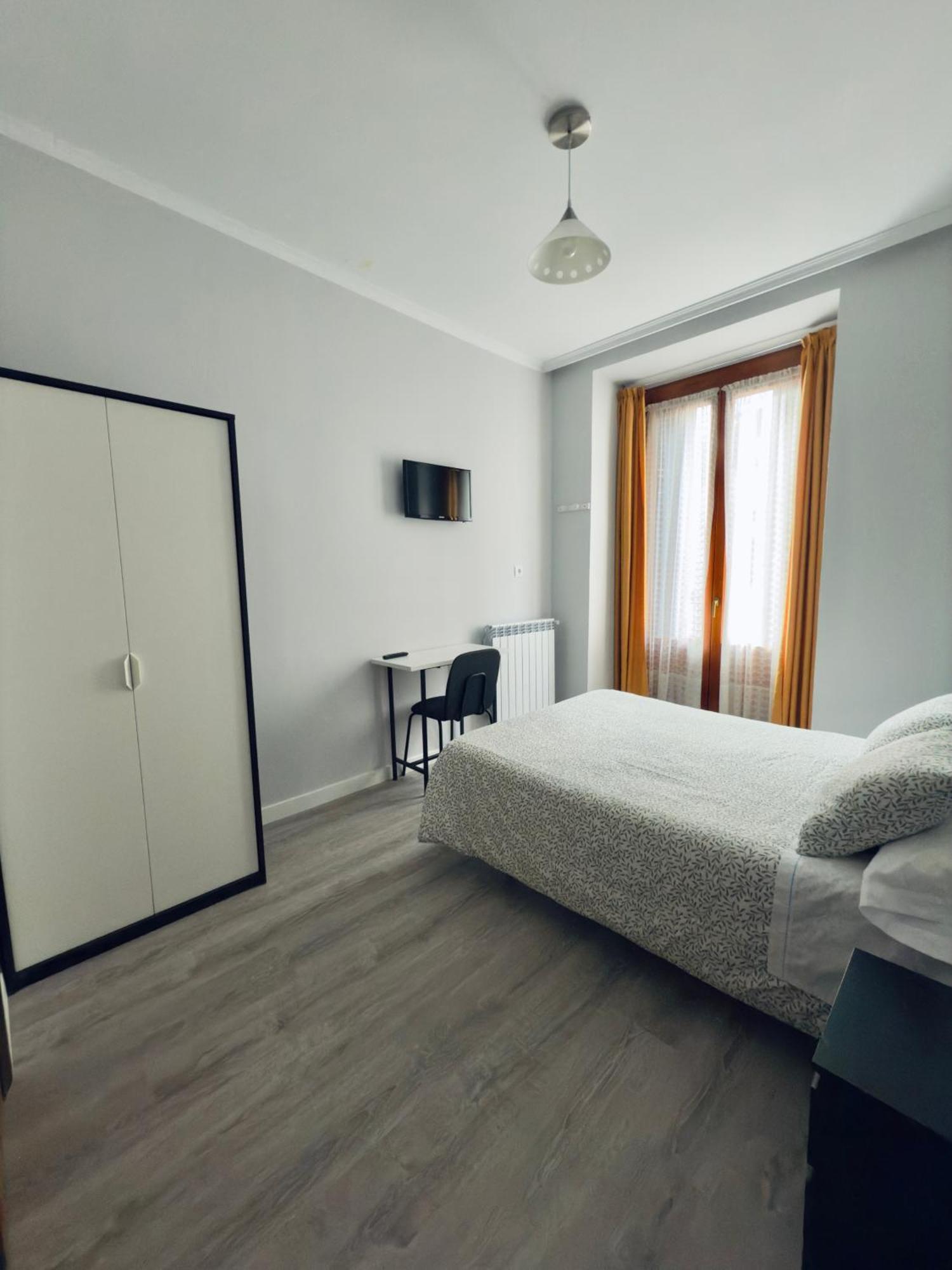 Hostal Conde De Alba Madrid Exterior photo