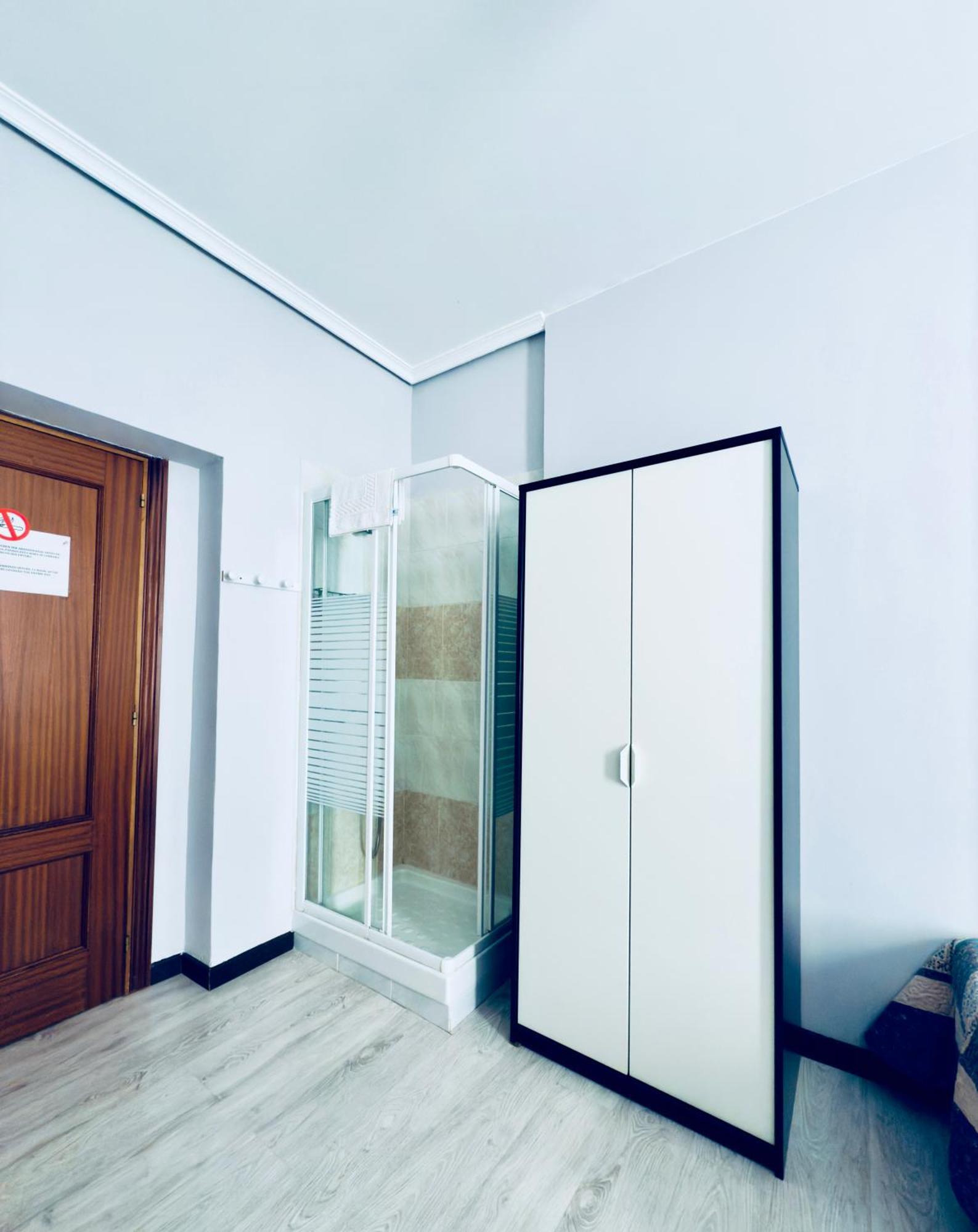 Hostal Conde De Alba Madrid Exterior photo