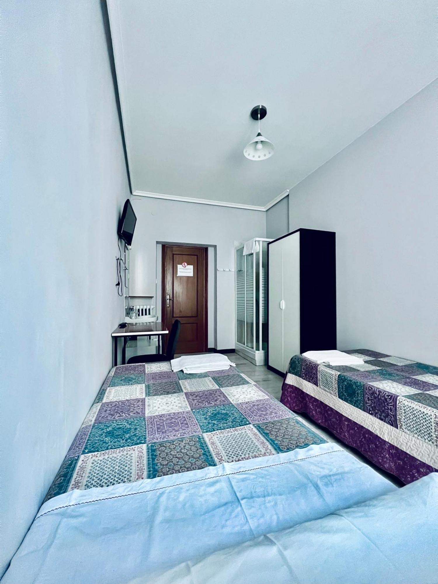 Hostal Conde De Alba Madrid Exterior photo