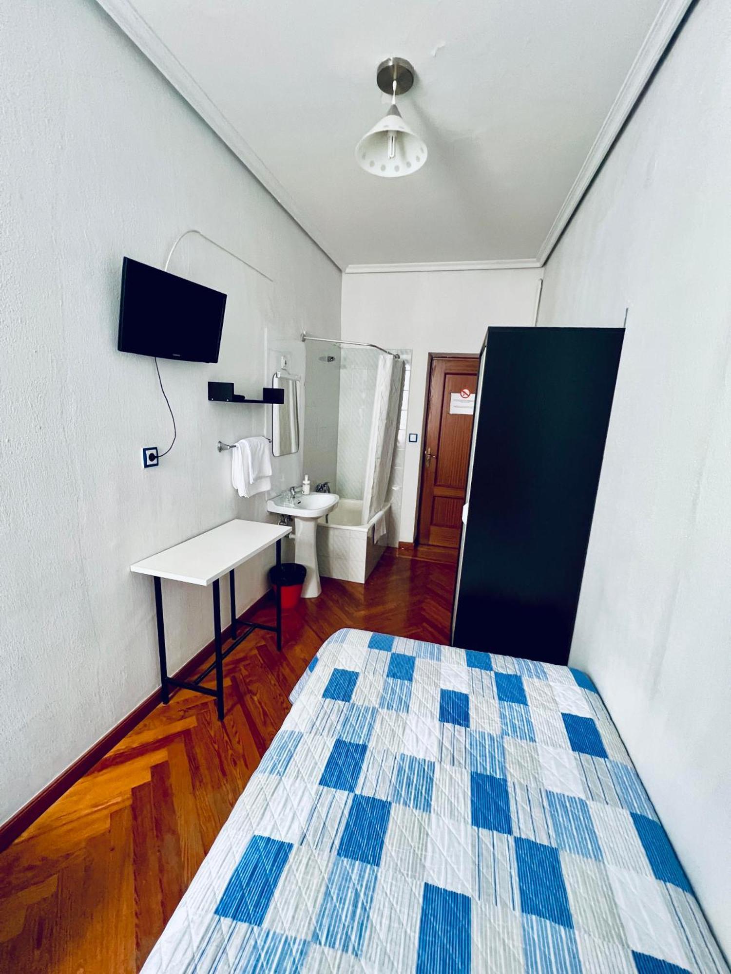 Hostal Conde De Alba Madrid Exterior photo